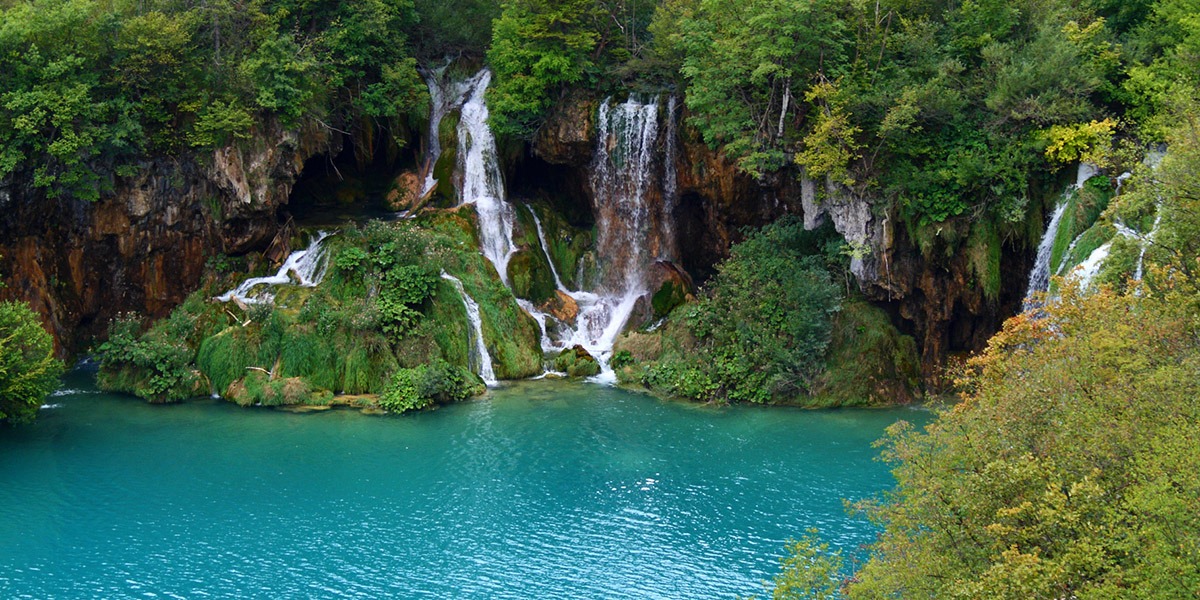 This image has an empty alt attribute; its file name is Adventures-Croatia-Custom-Curated-Itineraries-Travel-Croatia-Plitvice-Lakes-Waterfalls.jpg