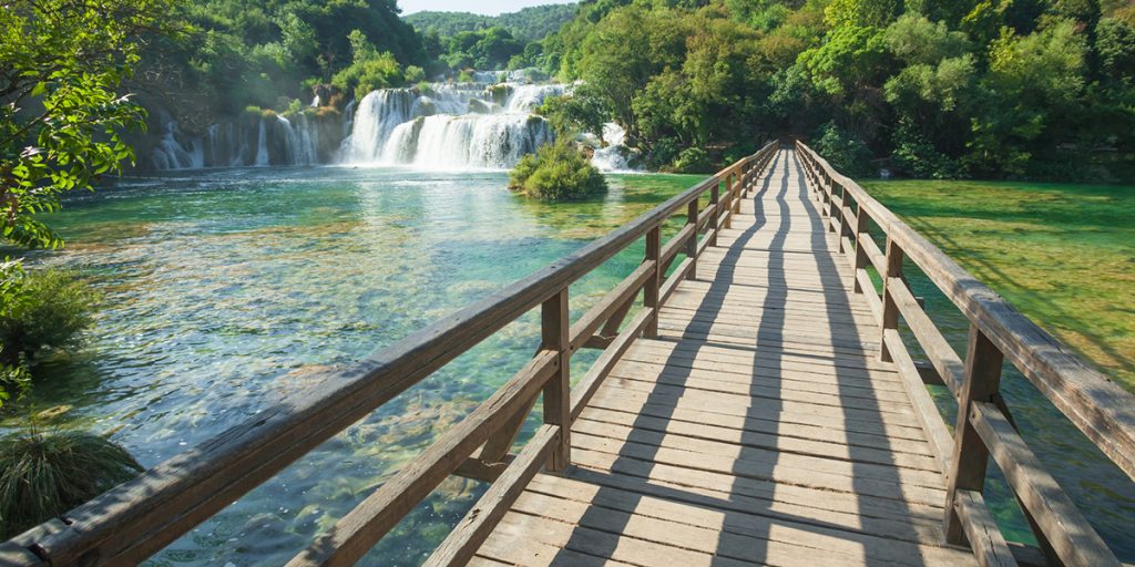 This image has an empty alt attribute; its file name is Adventures-Croatia-Custom-Curated-Itineraries-Travel-Croatia-Plitvice-Lakes-Walking-Trails-1024x512.jpg
