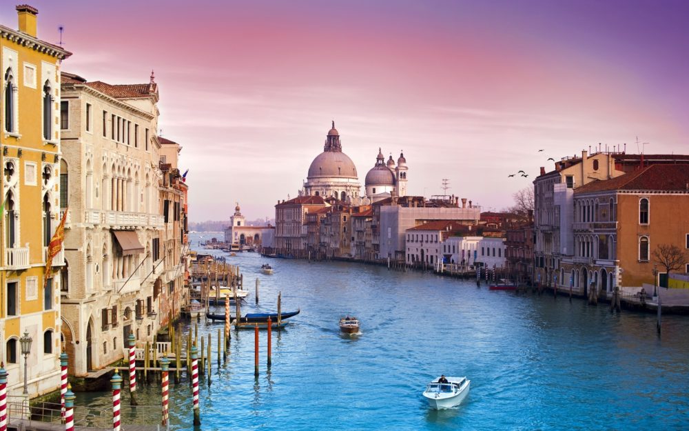This image has an empty alt attribute; its file name is Venice-Italy-e1549515122487.jpg